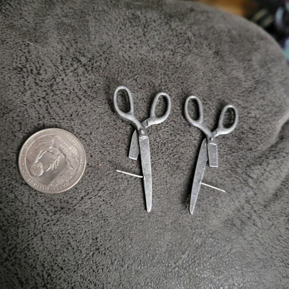 Edgy industrial scissor shaped illusion earrings - Picture 4 of 6